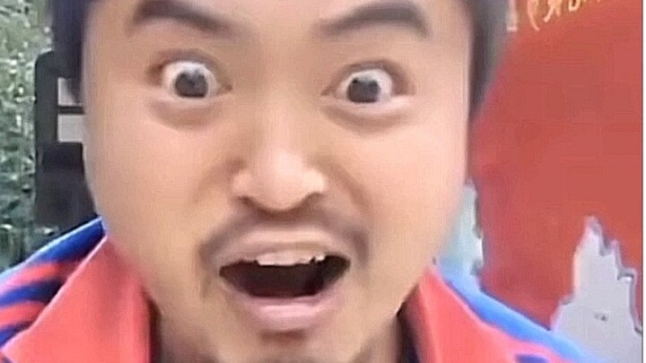 Lili yang mengangkat sandal sebagai alat spiritual tampak seperti seorang dewa perang