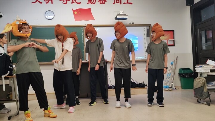 《关于运动会下雨同学们被迫在教室里整活这件事》