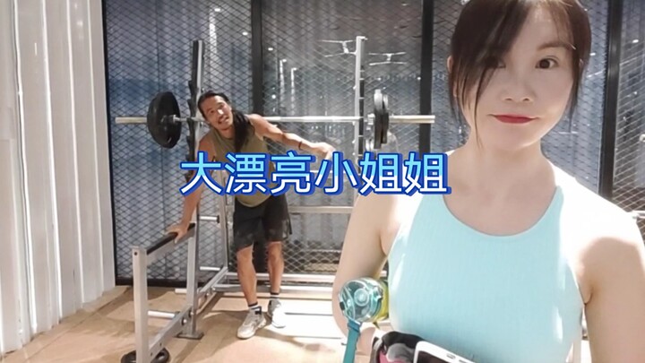 10,000 likes and I’ll treat Big Beautiful to a meal! Haha, gym split workout: glutes and legs.