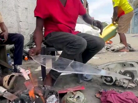 沉浸กับการซ่อมรถบัสปากีสถาน