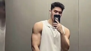 网恋避雷！从185cm体育生到秃头服务员，这落差我没忍住