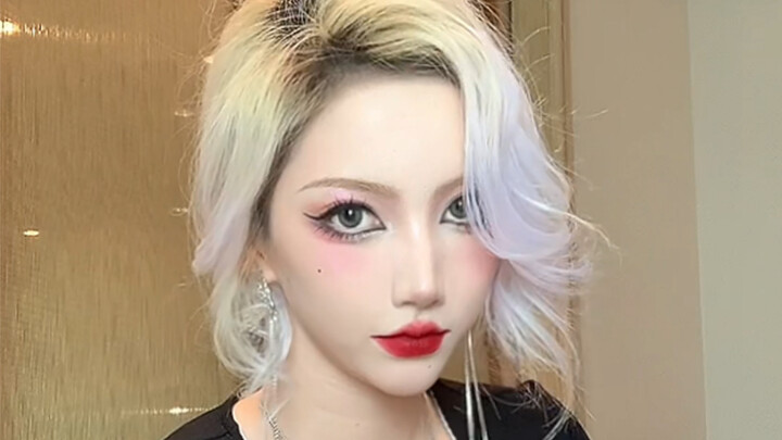 Do a femme fatale makeup look and win over the guy of your dreams!