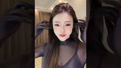 สาวน้อยชุดดำแบบวันพีซ