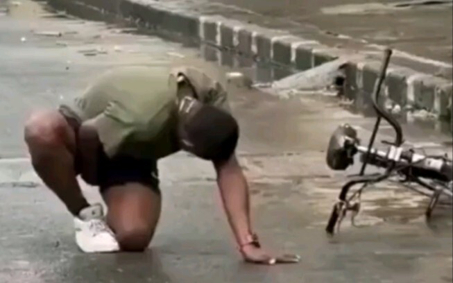 عندما يُسرق دراجة في الخارج ويصادف "قاتل الأقحوان"