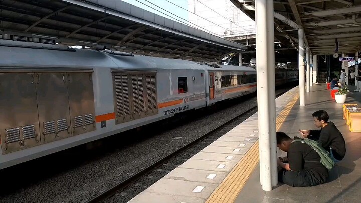 kereta api di stasiun Jatinegara di iringi dengan lagu darkside Alan Walker
