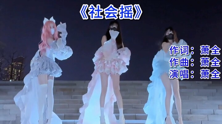 الحفلة تدور في رأسي، لا أستطيع التوقف عن التمايل