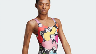 阿迪达斯新款女式泳衣，但模特好像是个男的…