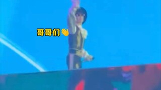Em út của chúng ta vẫy tay chào các anh trước khi lên sân khấu, rồi kiên quyết biến thành chú người 