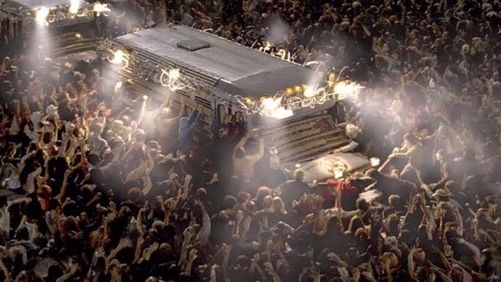 A million zombies surrounded the city, the zombie tide was impenetrable, and a wave of explosions se