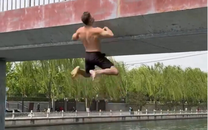 Cầu tay trên dưới cũng đã thành công lần đầu tiên!