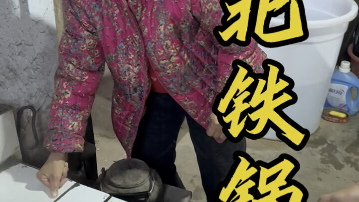 Sup panci besi khas Tiongkok Timur Laut begitu lezat, apalagi disajikan bersama panekuk tepung jagun