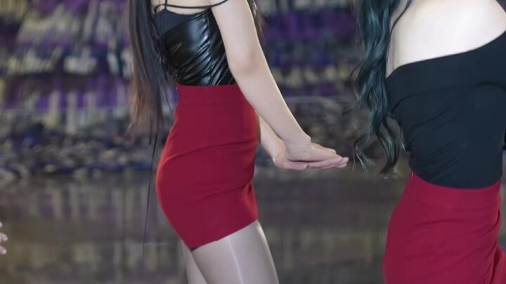 She's wearing a miniskirt—it's almost like Ning Yizhuo is standing right here!