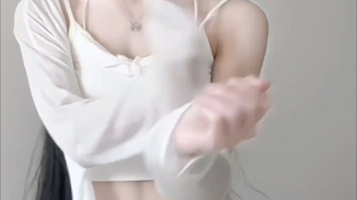 珠缨旋转星宿摇，花蔓抖擞龙蛇动