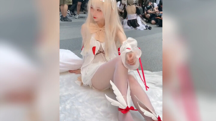 “Đây hẳn là hội chợ cosplay đẳng cấp nữ thần rồi”