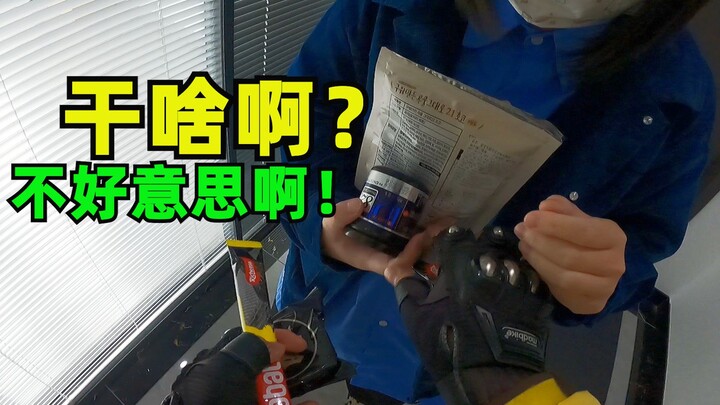 หนุ่มเดลิเวอรีแย่งขนมของสาวน้อยระหว่างส่งอาหาร!