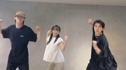 Li Zixuan, Qin Fen และ Zuo Ye เต้นเพลง "Magnetic Love"