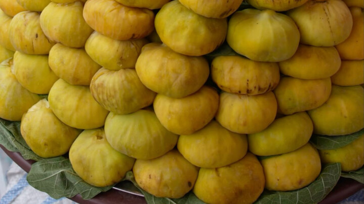 “Bánh bao đường” treo lơ lửng trên cây; để được thưởng thức món bánh bao đường Tân Cương tươi ngon (