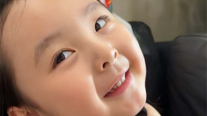 The reason this adorable 3.5-year-old child quickly gets into character during crying scenes has bee