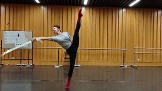 Rehearsal version of Tang Shiyi's sword dance of "Thunder Shakes the Mountains and Rivers"