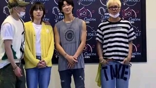 Tarian acak WINNER, secukupnya saja, jadi Kang Seungyoon dan Song Minho boleh menaikkan celana merek
