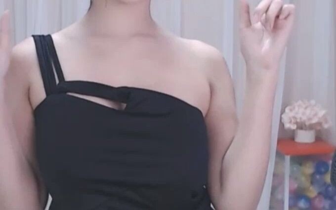 2พิธีกรสาวเต้นสุดแซ่บ
