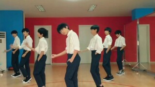 居然这么早就跳了这舞，但是为什么要带头盔跳舞哈哈哈哈哈哈哈哈