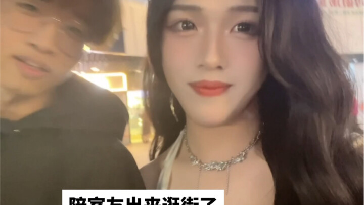 [Lu Mengrui] Cross-dressing to go shopping with her roommate