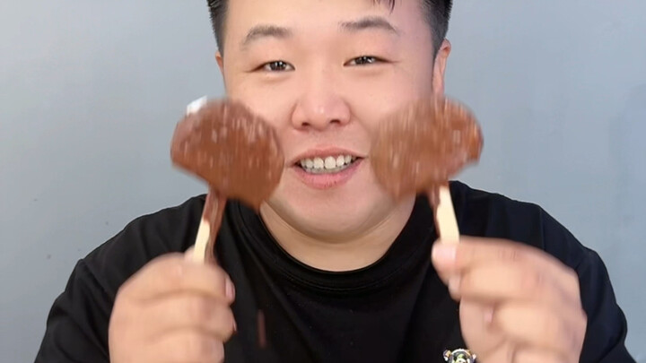 أشارككم طريقة بسيطة لصنع الآيس كريم أستخدمها منذ سنوات طويلة! لا تحتاج إلى قوالب، فقط زجاجتان من ميا