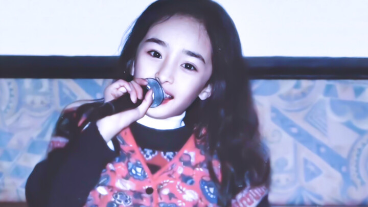 اتضح أن كلام أبيها صحيح، كانت حقًا لطيفة جدًا عندما كانت صغيرة.