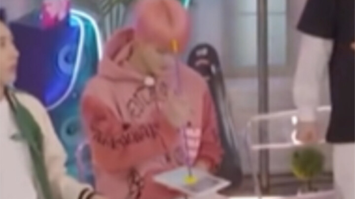 เจ้าหน้าที่: หืม?