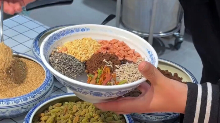 “Việc đã đến nước này, cứ ăn trước đã.”