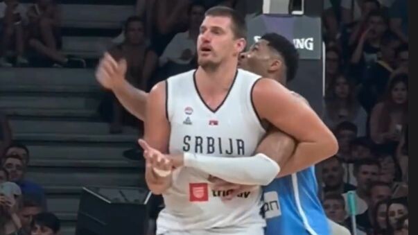 【แกร่งเกินไป! ยึดชายไว้】อันเดอร์สัน ต้าเอ๋อป้องกันไม่อยู่ ต้องใช้วิธีโอบกอดโค้ชหยวนแทน! เซอร์เบียถล่