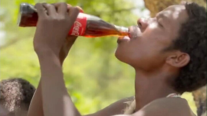 القبيلة البدائية تشرب مشروبًا حديثًا للمرة الأولى