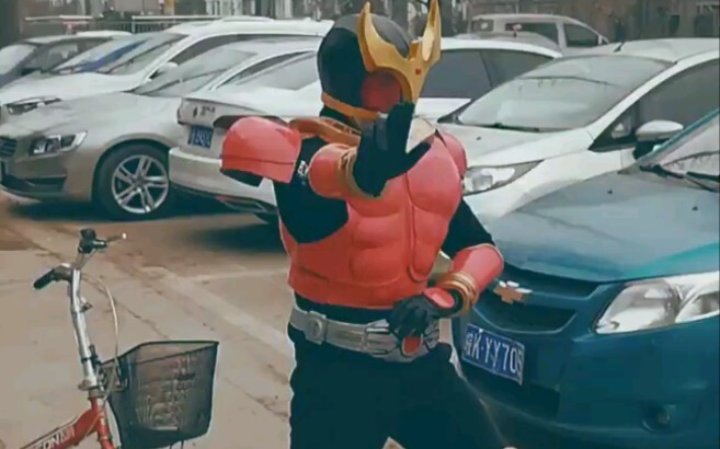 It’s so boring at home, why not transform into Kamen Rider Kuuga and go out for a walk. Super transf