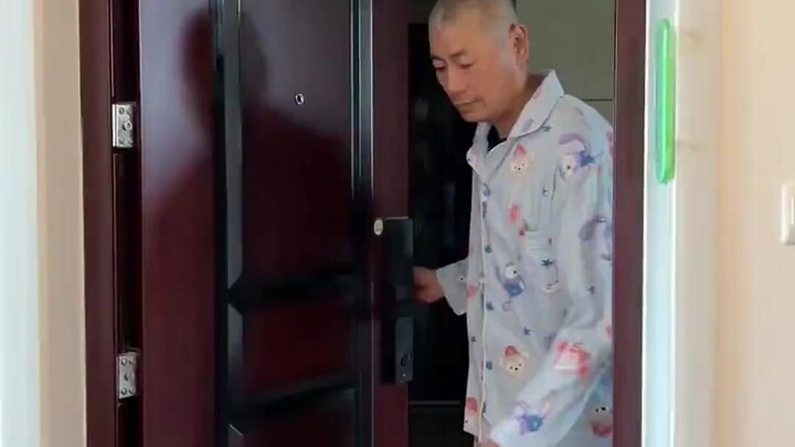 Chủ cửa hàng đồ ăn mang về, bạn không sao chứ!