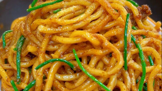 Sebagai warga Mongolia Dalam, aku benar-benar tidak bisa menolak hidangan mi rebus panci besi dengan