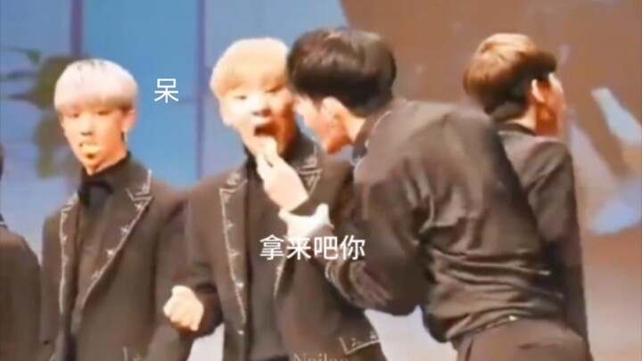 Người thì nhờ đưa, người thì nhờ cho ăn, người thì cướp lấy.