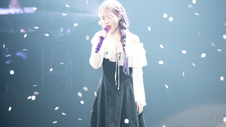 [Fancam] IU trình diễn "Love Poem" tại concert