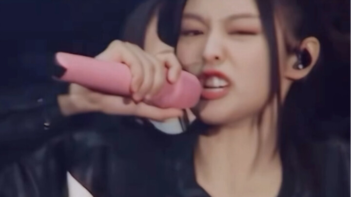Đỉnh nhất là Jennie cầm mic tay kết hợp với phần Rap cực chất, soái đến phát điên cả khán phòng! Mở 