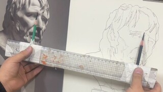 طالب الفنون يكمل واجباته المدرسية