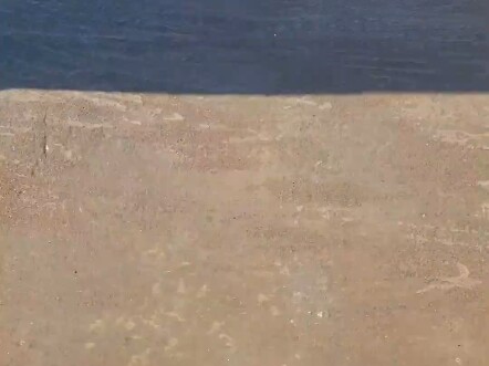 Khoảnh khắc giải áp khi lăn chai xuống cầu thang