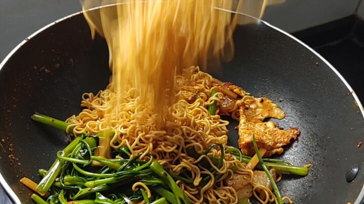 Melempar mi dengan kuat