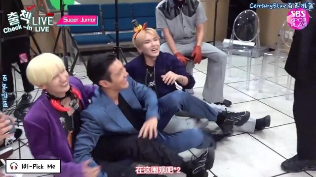 عرض رقص عشوائي في برنامج المنوعات الكوري SJ، شيندونغ يقلد كاي، دونغهي يضحك بشدة حتى أنه اصطدم بالأرض