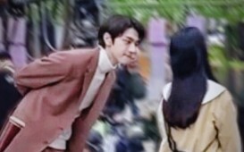 แต่เขากลับก้มตัวลงคุยกับเธอ มองตากัน แล้วยิ้มด้วยนะ【เสิ่นเยว่♥หลินอี】