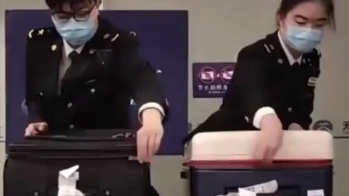 Hải quan đã thấy nhiều thứ hơn cả những gì tôi từng đọc trong sách sinh học _ Hải quan _ Thật không 