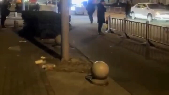 这么危险的冲卡，向警察叔叔致敬。