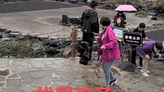 Ladang garam berusia seribu tahun itu ditandai dengan jelas dengan tanda larangan masuk dan dipagari