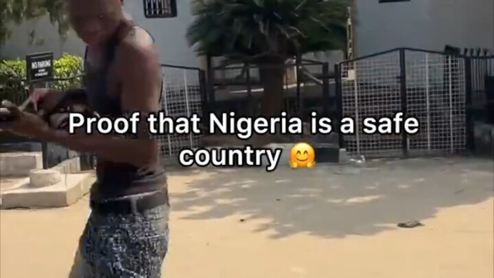 Anh chàng người Nigeria: Ở chỗ chúng tôi an toàn lắm, đến nỗi như kiểu “đường không nhặt được của rơ