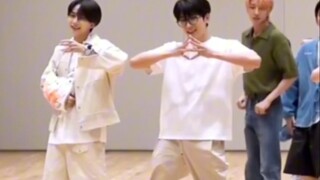 ไอดอลที่แม้จะเดบิวต์มาหลายปีแล้ว แต่ก็ยังดีใจเมื่อได้เต้นท่าเรียบง่าย