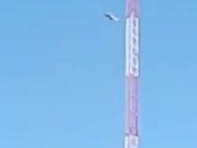 Orang putus asa melompat dari menara radio